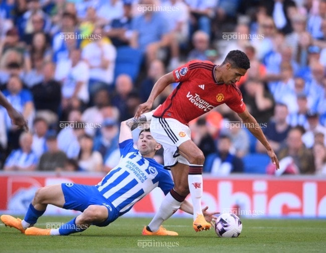 Trung vệ Raphael Varane bị cho là nhận lương cao tại MU nhưng cống hiến chưa tương xứng. Ảnh: EPA.
