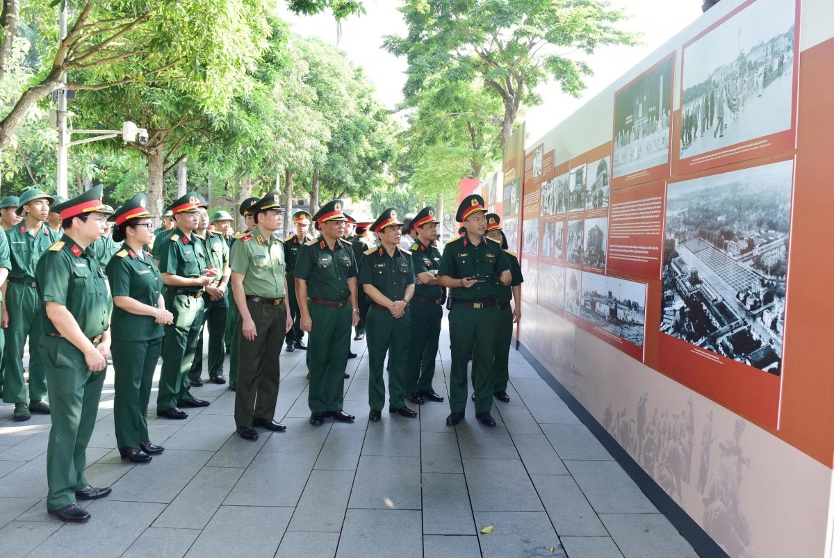 Mở triển lãm ảnh ‘Lăng Bác – Trái tim Tổ quốc’ nhân kỷ niệm 50 năm ngày truyền thống Các đại biểu nghe thuyết minh về triển lãm.