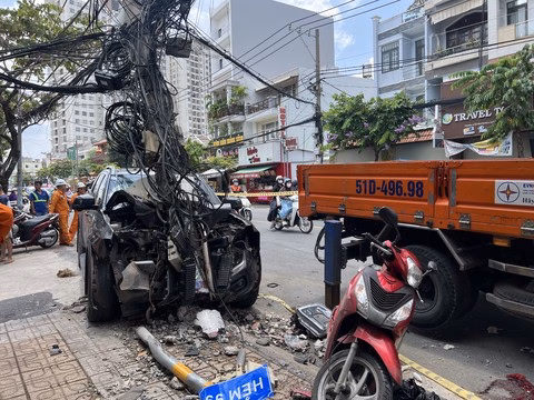 Nam thanh niên lái xe bán tải tông cột điện, 1 người đi xe máy bị thương Đầu ô tô biến dạng.