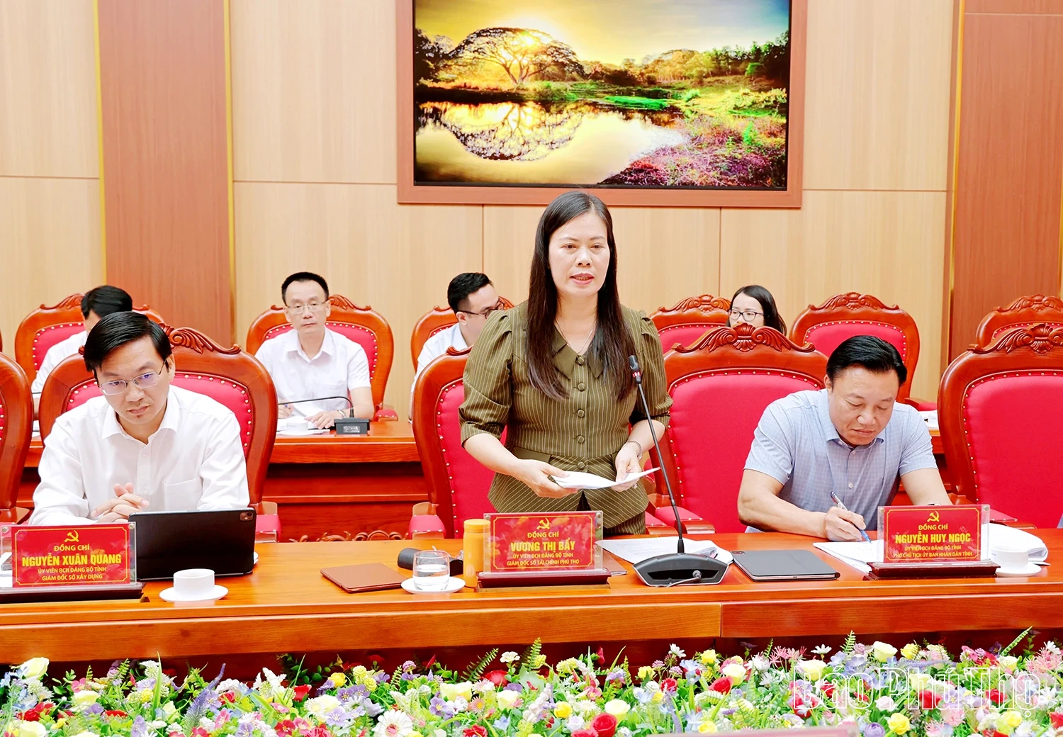 Đồng chí Vương Thị Bẩy - Tỉnh ủy viên, Giám đốc Sở Tài chính phát biểu tại hội nghị.