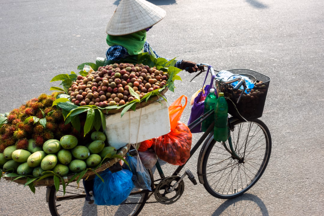 Sóng nhiệt gây ra những tác động gì đến sức khỏe con người? Những người bán hàng rong cũng thuộc nhóm dễ bị tổn thương vì sóng nhiệt. Ảnh: Shutterstock