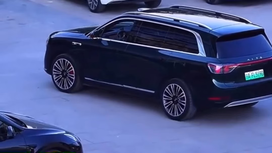 Chiếc Aito M9 tự tìm chỗ đỗ sau khi tài xế đã rời khỏi xe (Video: China EV).