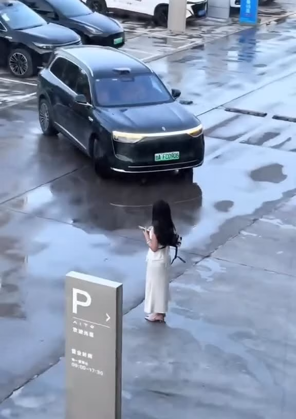 Chiếc Aito M9 tự đi từ chỗ đỗ đến đón chủ (Video: Kevin - China Auto).