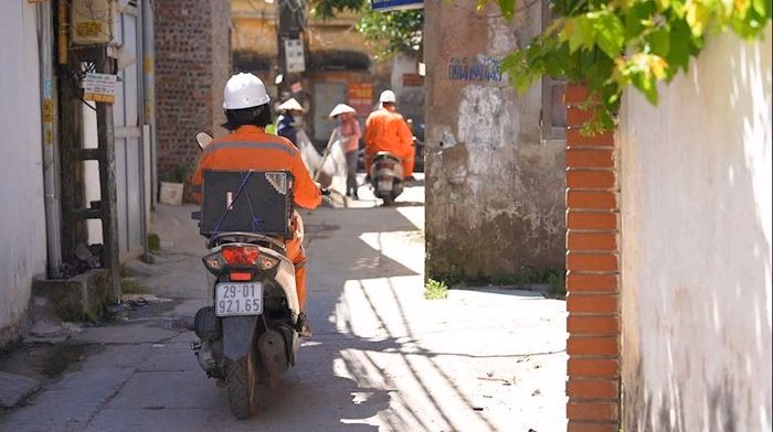 C&ocirc;ng nh&acirc;n EVNHANOI sử dụng loa ph&aacute;t thanh tuy&ecirc;n truyền PCCC