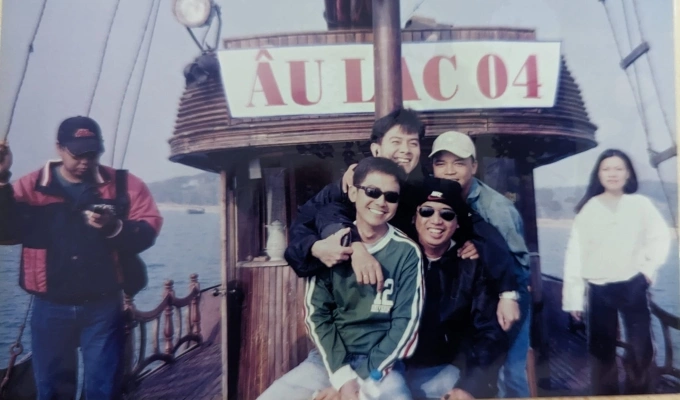 Joel Carpio mặc &aacute;o xanh sọc trắng đỏ tr&ecirc;n t&agrave;u &Acirc;u Lạc 04, Hạ Long