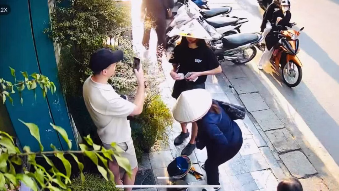 Kh&aacute;ch T&acirc;y su&yacute;t bị chặt ch&eacute;m 250.000 đồng khi mua n&oacute;n l&aacute; ở H&agrave; Nội