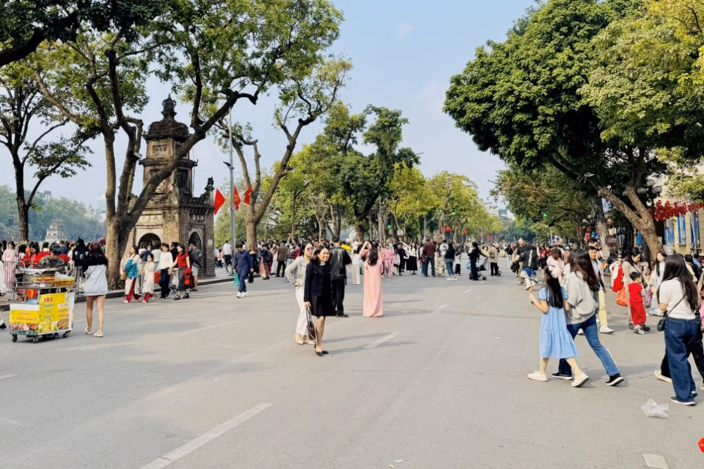 Kh&ocirc;ng gian đi bộ hồ Ho&agrave;n Kiếm tấp nập người d&acirc;n v&agrave; du kh&aacute;ch trong ng&agrave;y đầu năm mới 2026