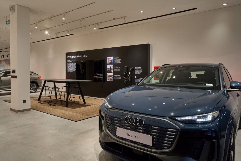 Khu trung t&acirc;m trưng b&agrave;y xe Audi trong showroom Progressive