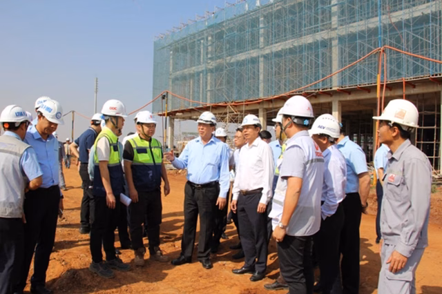 Bộ trưởng Trần Hồng Minh kiểm tra hangar bảo dưỡng VAECO tại s&acirc;n bay Long Th&agrave;nh