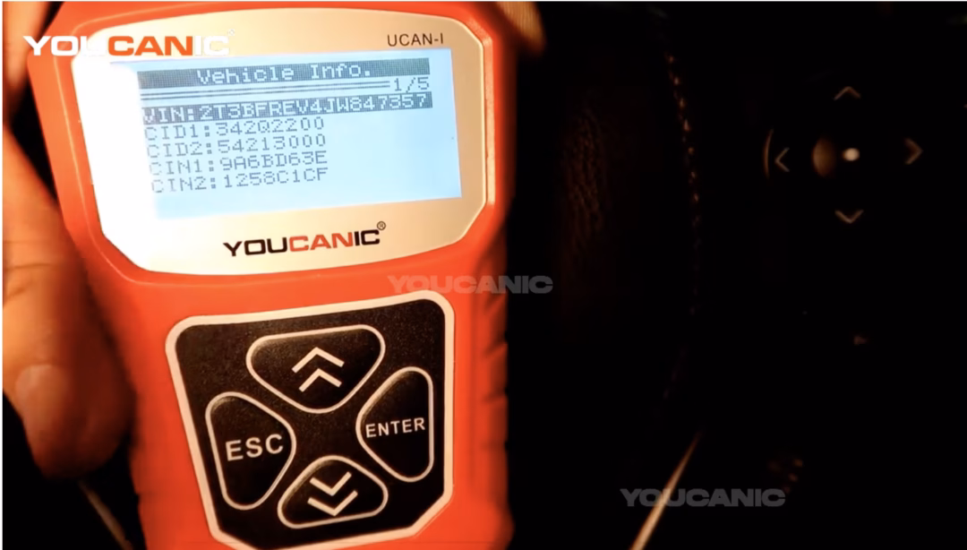 Kiểm tra VIN bằng m&aacute;y đọc chuy&ecirc;n dụng