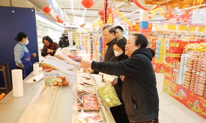 Người d&acirc;n chọn mua h&agrave;ng h&oacute;a tại si&ecirc;u thị