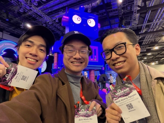 Nh&oacute;m nghi&ecirc;n cứu tại hội thảo Bảo mật Black Hat Europe 2025, London, Vương quốc Anh. Ảnh: Nh&acirc;n vật cung cấp