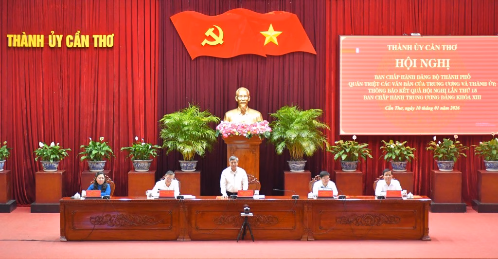 Ph&oacute; B&iacute; thư Thường trực Đồng Văn Thanh, Chủ tịch HĐND Cần Thơ, điều h&agrave;nh thảo luận tại hội nghị