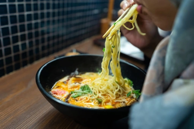 Thực kh&aacute;ch ăn m&igrave; ramen tại một nh&agrave; h&agrave;ng Osaka