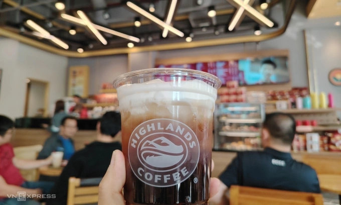 Tr&agrave; sen v&agrave;ng tại Highlands Coffee, H&agrave; Nội