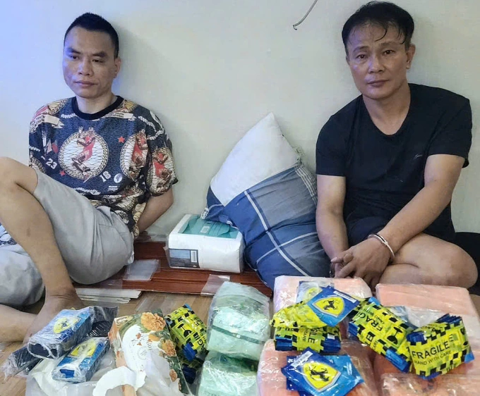 Bệnh nhân tâm thần cầm đầu đường dây buôn 22 kg ma túy Các nghi phạm và tang vật bị thu giữ. Ảnh: Ngọc Bích