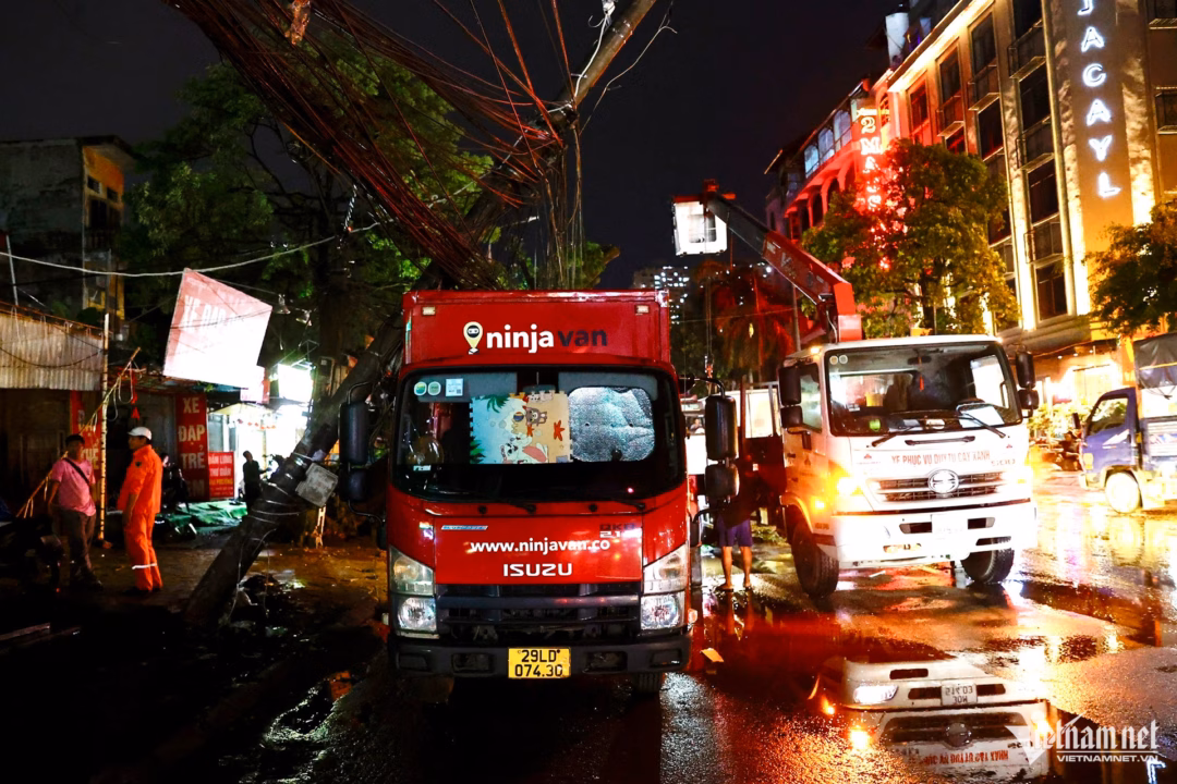 Hà Nội: Cây đổ, tôn bay sau mưa giông lớn