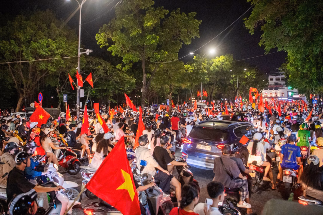 Người dân Hà Nội bùng nổ ăn mừng chiến thắng của U23 Việt Nam U23 Việt Nam vô địch ảnh 4