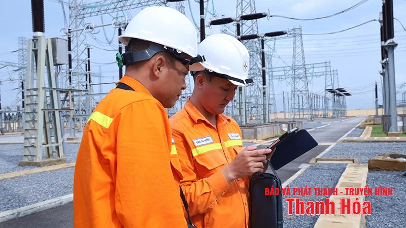 Nhân viên Trạm biến áp 500kV Thanh Hóa theo dõi mức độ tin cậy của thiết bị trên ứng dụng di động.