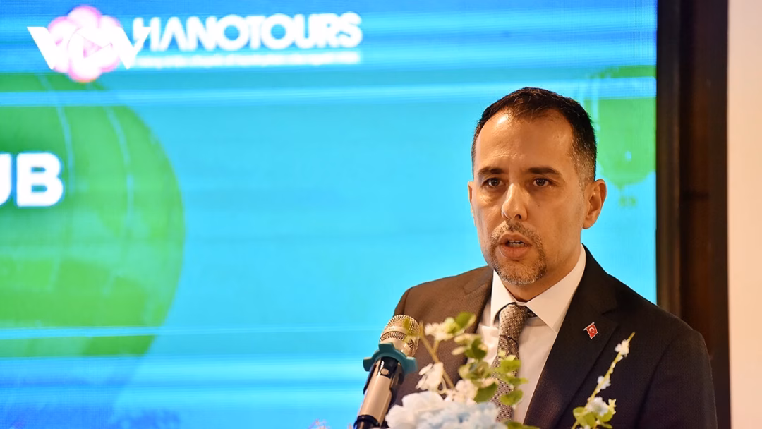 Ông Trương Quốc Hùng tặng quà lưu niệm cho ông Mustafa Korkutata, Tham tán Du lịch và Văn hóa của Đại sứ quán Thổ Nhĩ Kỳ tại Malaysia (phụ trách thị trường Việt Nam).