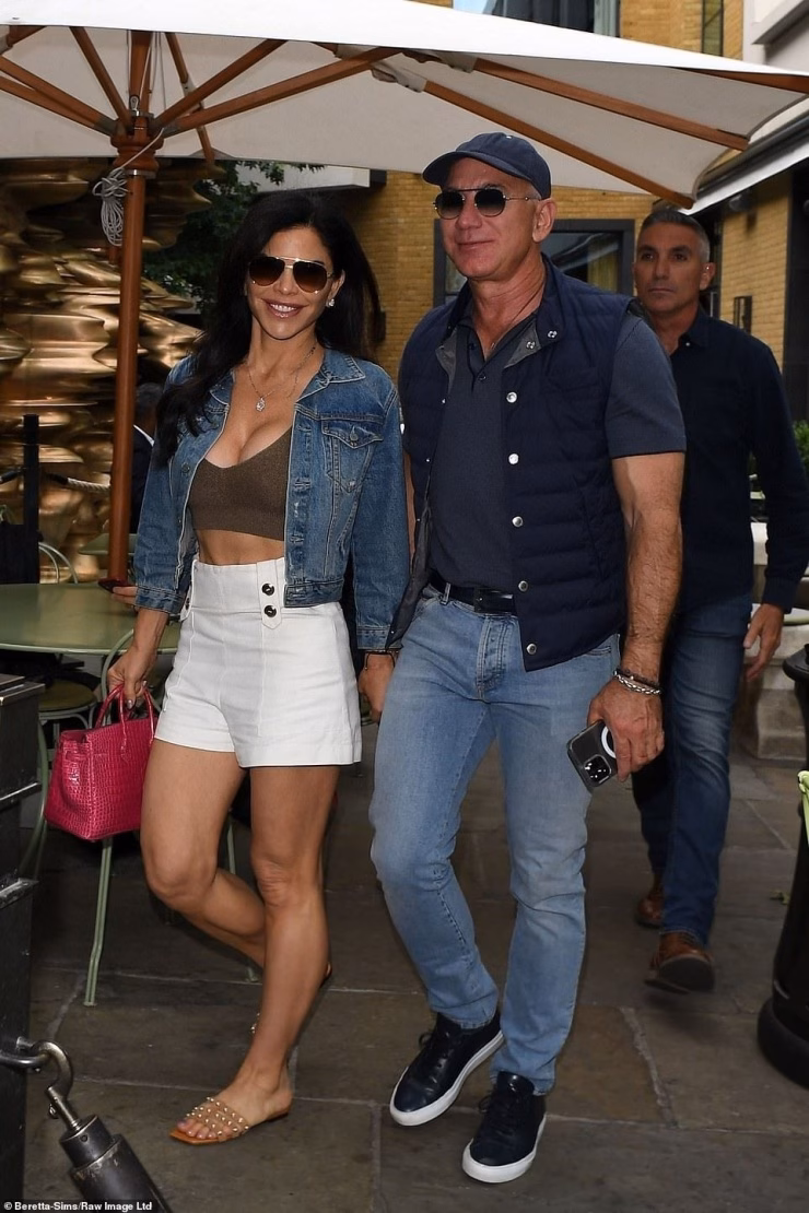 Vợ tỷ phú Jeff Bezos sở hữu bộ sưu tập túi xa xỉ đắt giá Thuộc top túi Birkin đắt nhất trong tủ đồ của cô là thiết kế màu hồng bằng da cá sấu với giá 105.000 USD (2,7 tỷ đồng). Ảnh: Backgrid