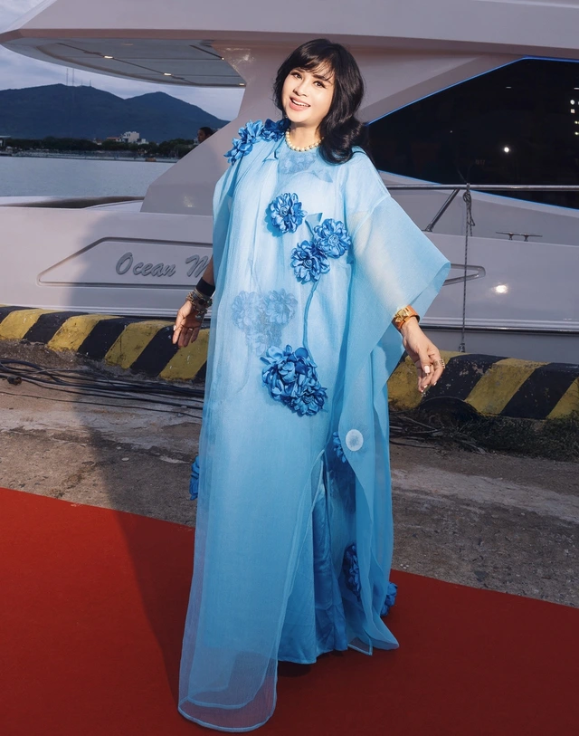Xu hướng thời trang: Vải xanh da trời lên ngôi trong thiết kế đồng phối Hóa nàng thơ mùa hạ cùng sắc xanh sky blue tươi mát, dịu dàng và quyến rũ - Ảnh 8.