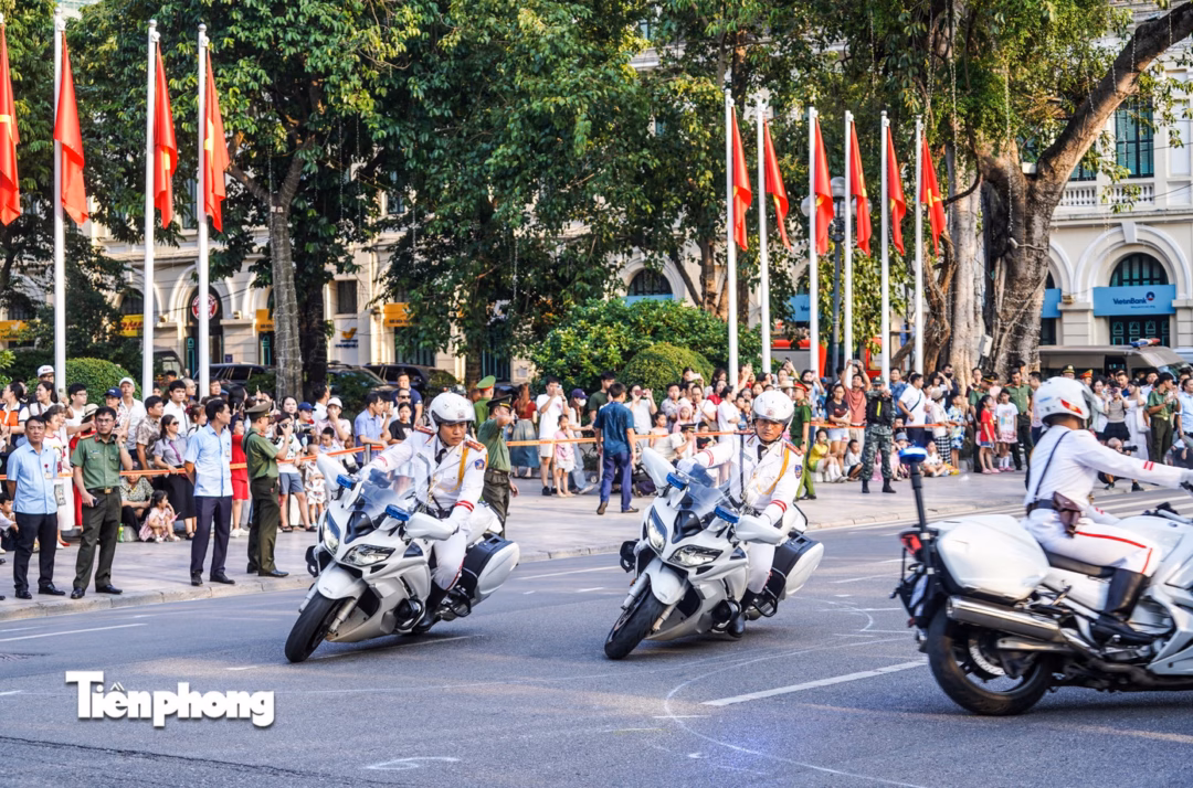 Hàng nghìn người dân xem cảnh sát đặc nhiệm biểu diễn đu dây, mô tô đặc chủng ở Hà Nội