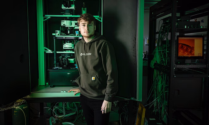 Nhà sáng lập startup dùng băng gạc tự cầm máu trên chân để kiểm tra sản phẩm