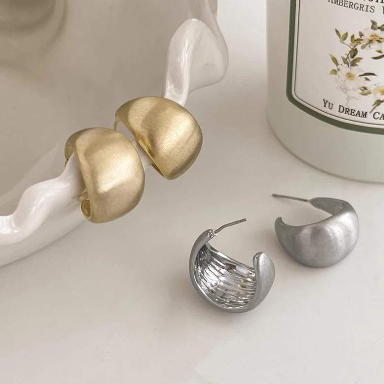 Làm thế nào để chọn bông tai kim loại phù hợp với style của bạn mà không gây kích ứng da?