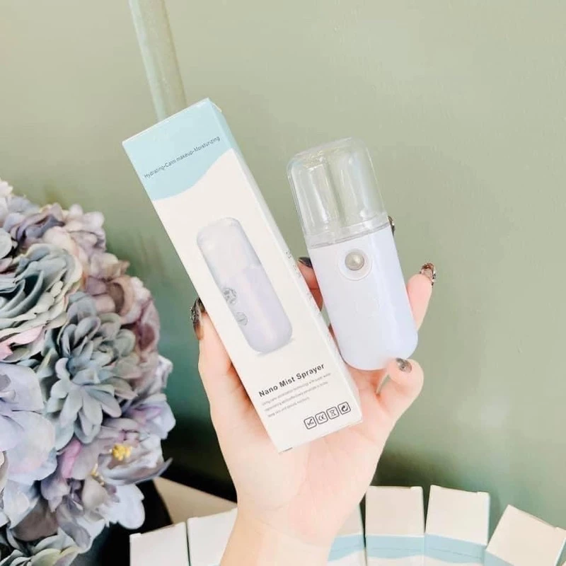 Tôi đã từng tưởng máy xịt khoáng chỉ là một món đồ trang trí cho đến khi dùng nó khi “chiến đấu” với làn da khô