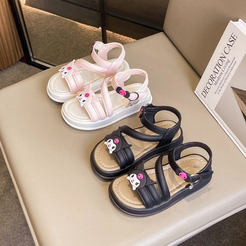 Làm sao để chọn dép sandal cho bé gái phù hợp và thoải mái trong suốt cả ngày?