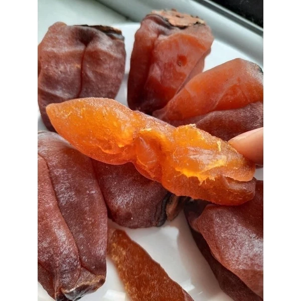 Làm thế nào để bảo quản hồng treo gió Đà Lạt dẻo ngon không bị cứng hoặc mất độ giòn?