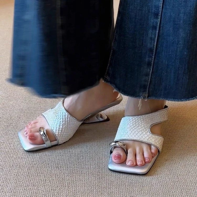 Tại sao giày cao gót mũi vuông lại gây nghiện cho chị em và làm thế nào để chọn size phù hợp?