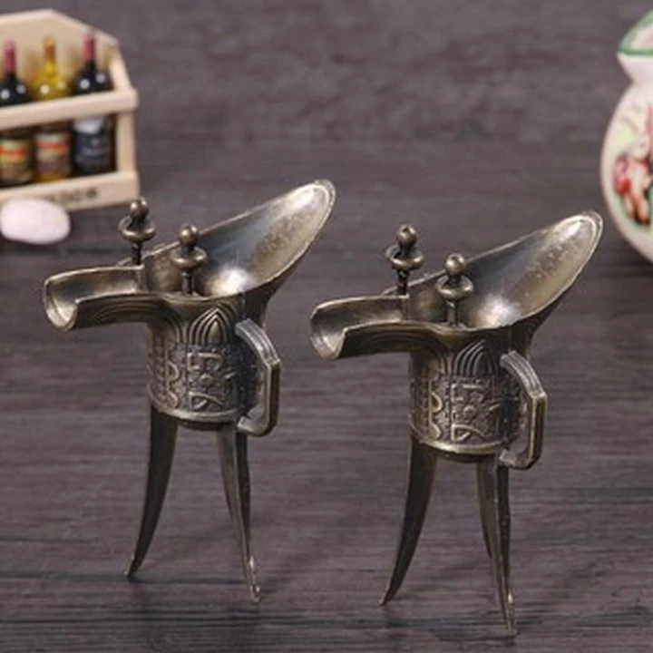 Ly rượu đồng 3 chân có thực sự chỉ để trang trí hay còn bí mật gì về cách sử dụng chúng trong đời sống hàng ngày?