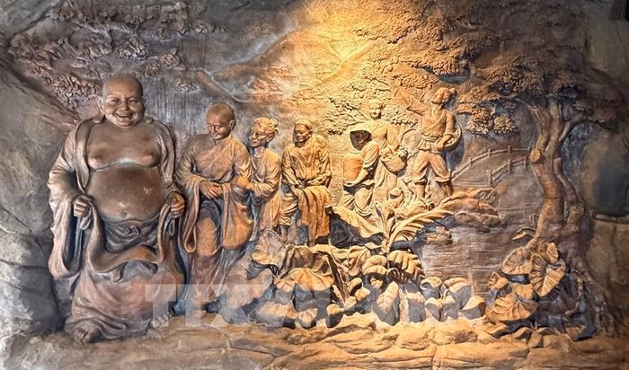 Chi tiết đi&ecirc;u khắc trong tượng Phật Di Lặc