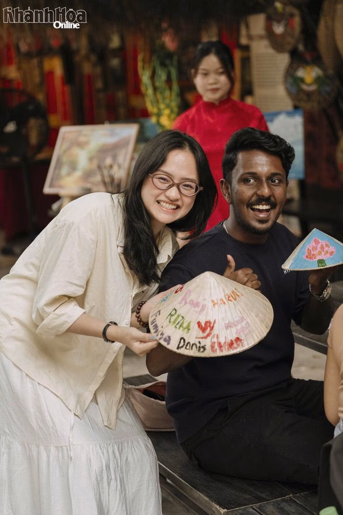 Du kh&aacute;ch quốc tế trang tr&iacute; n&oacute;n l&aacute;