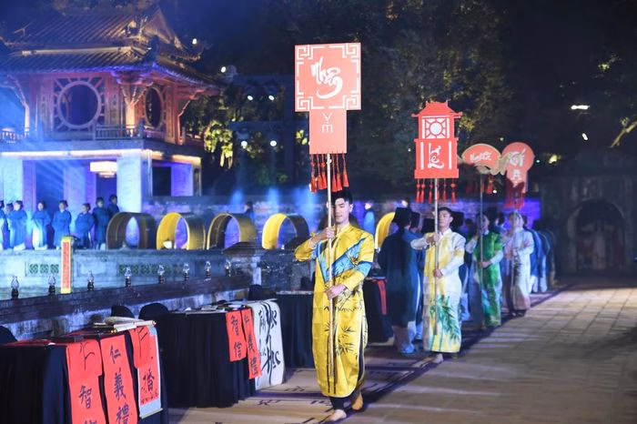 H&igrave;nh ảnh &ocirc;ng đồ, học tr&ograve;