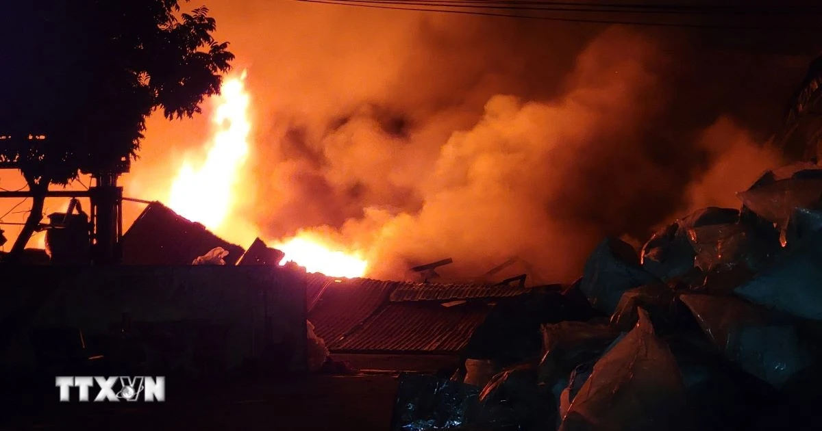 Hưng Yên: Cháy lớn tại xưởng gỗ và tái chế nhựa ở Lạc Đạo, thiệt hại nặng nề