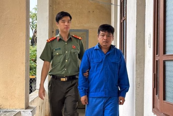 L&ecirc; Minh Hiệp được dẫn giải tới ph&ograve;ng hỏi cung