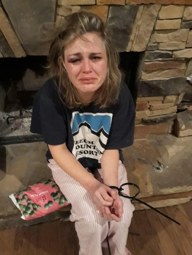 Morgan bị đ&aacute;nh sưng mắt, tr&ecirc;n tay vẫn c&ograve;n sợi d&acirc;y zip m&agrave;u đen khi cảnh s&aacute;t đến. Ảnh: Cherokee County Sheriffs Office