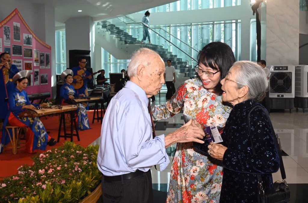 Ph&oacute; Chủ tịch UBND TP Hồ Ch&iacute; Minh Trần Thị Diệu Th&uacute;y gặp gỡ c&aacute;c văn nghệ sĩ l&atilde;o th&agrave;nh