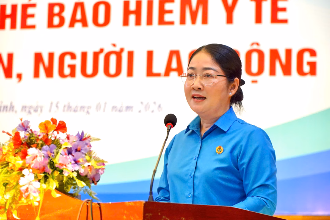 Thẻ BHYT miễn phí Thẻ BHYT được trao cho người lao động tại buổi lễ