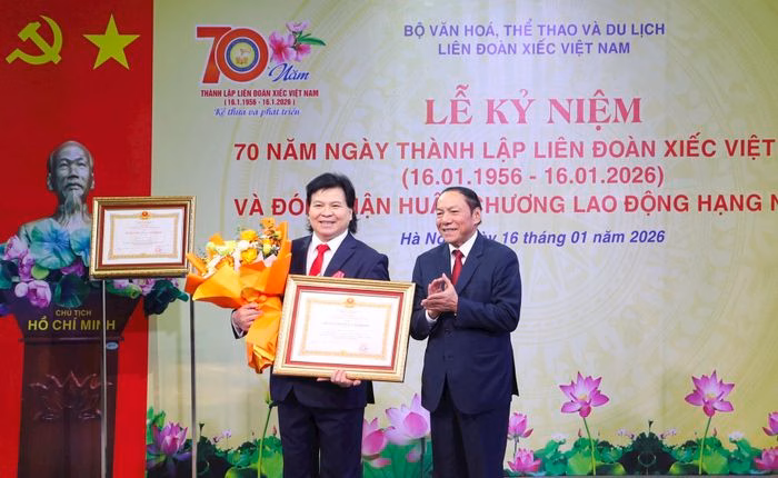 NSND Tống To&agrave;n Thắng nhận Hu&acirc;n chương Lao động hạng Ba