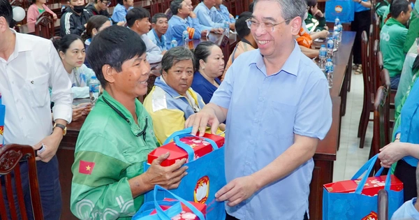 TPHCM trao tặng 820 thẻ BHYT miễn phí, hỗ trợ người lao động khó khăn