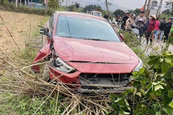 Vụ ô tô truy đuổi xe máy ở Quảng Trị: 3 người thương vong, truy tìm thủ phạm