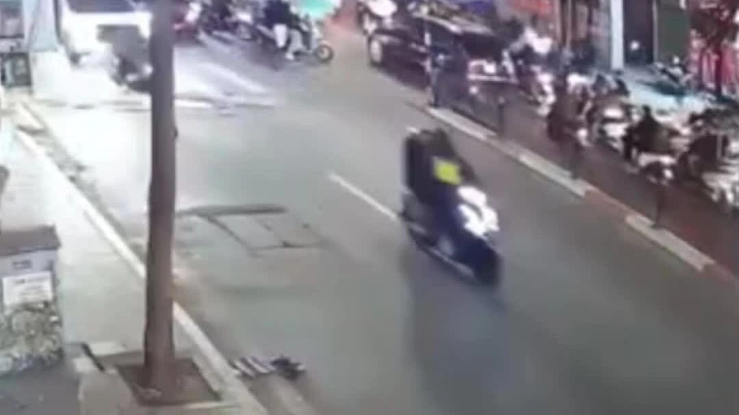 Vụ tai nạn làm dấy lên cảnh báo về việc tuân thủ luật giao thông Tai nạn giao thông ở Hà Nội khiến một người tử vong