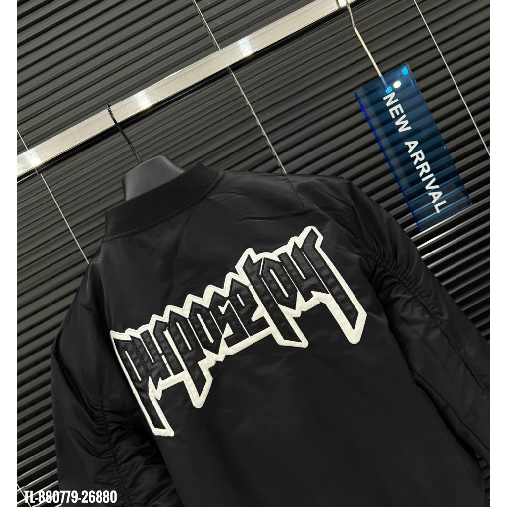 Mặc áo khoác bomber hàng ngày có sao không? 

(Translation: Is it okay to wear a bomber jacket every day?)