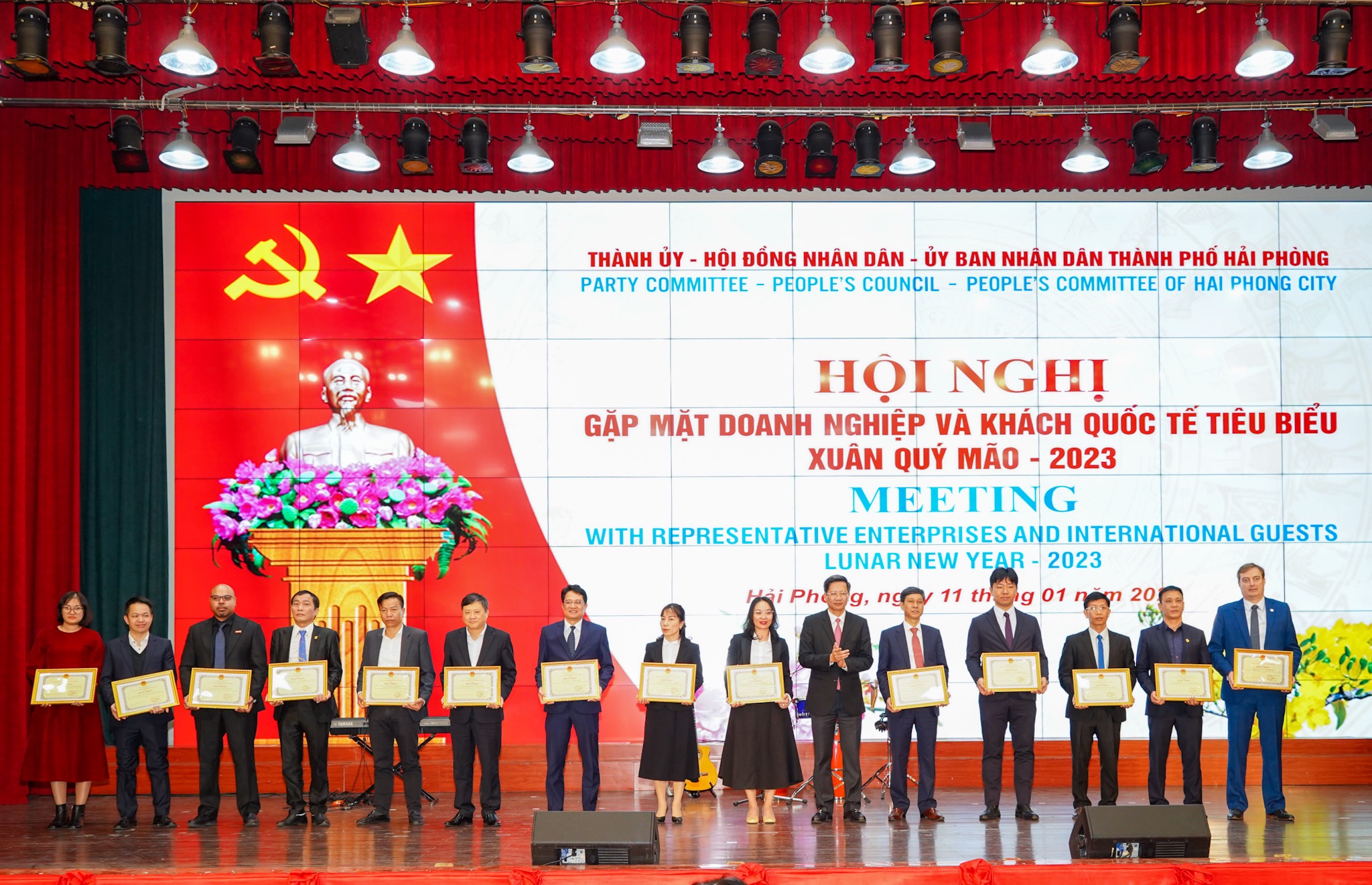 Các doanh nghiệp tiêu biểu và tổ chức quốc tế tiêu biểu được trao tặng Bằng khen của Chủ tịch UBND TP.Hải Phòng