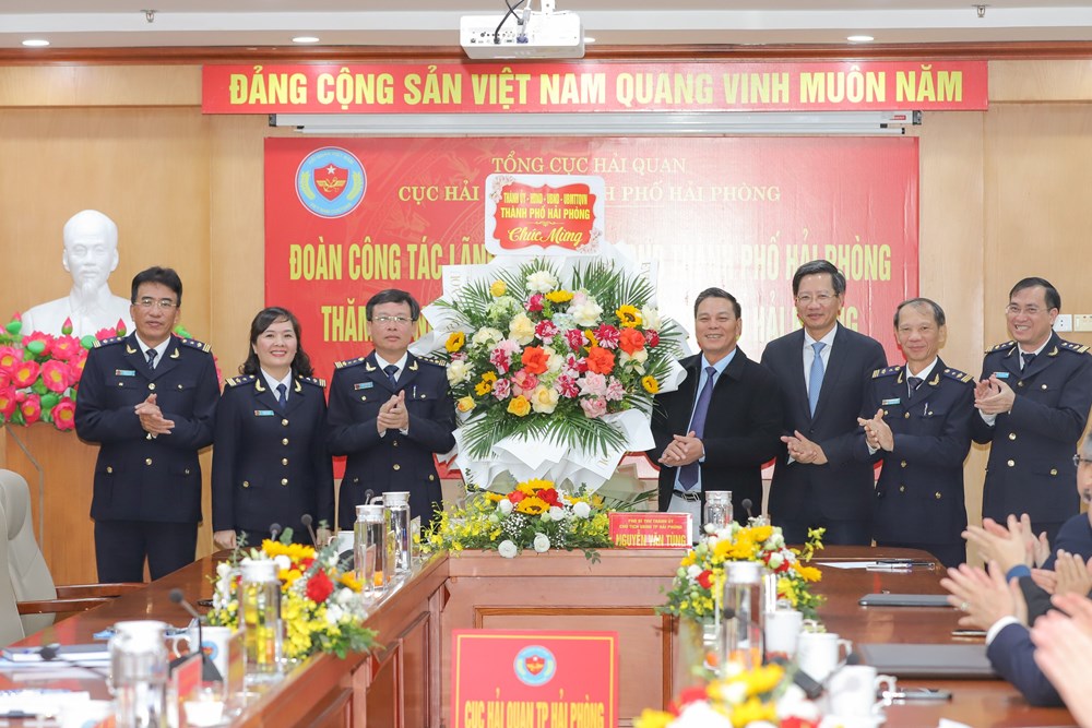 Ông Nguyễn Văn Tùng, Chủ tịch UBND Thành phố thăm, động viên tại Cục Hải Quan Hải Phòng