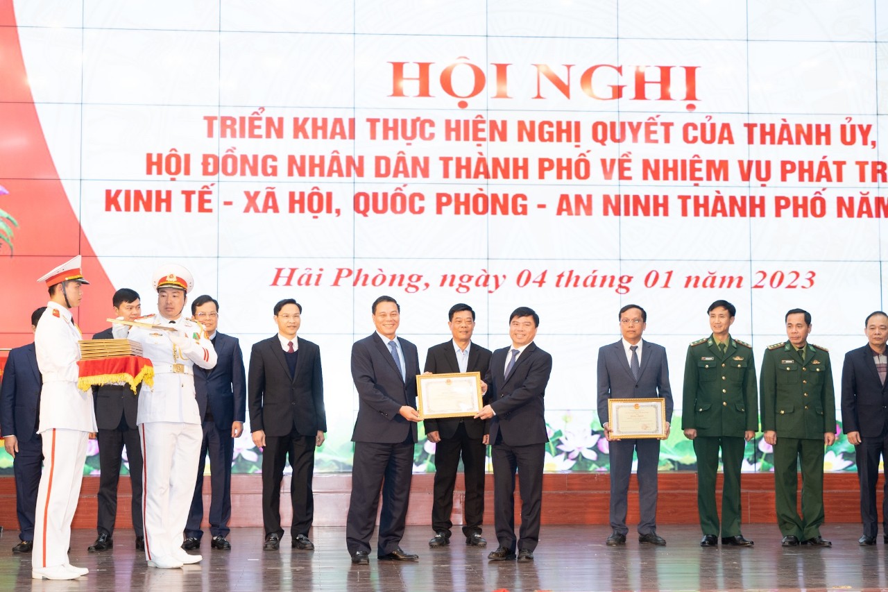 Hải Phòng đón nhận Cờ thi đua của Chính phủ